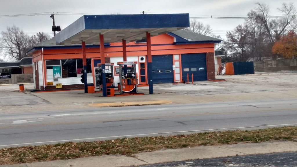 FORMER C-STORE FOR SALE: 445 North Vermilion Street, Danville, IL 61832